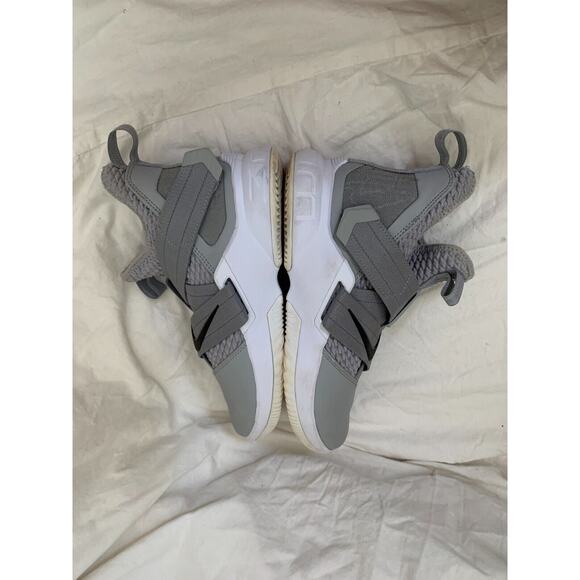 Nike Lebron Soldier XII TB Zoom Mens Size 7 Grey Basketball Shoes AT3872-002